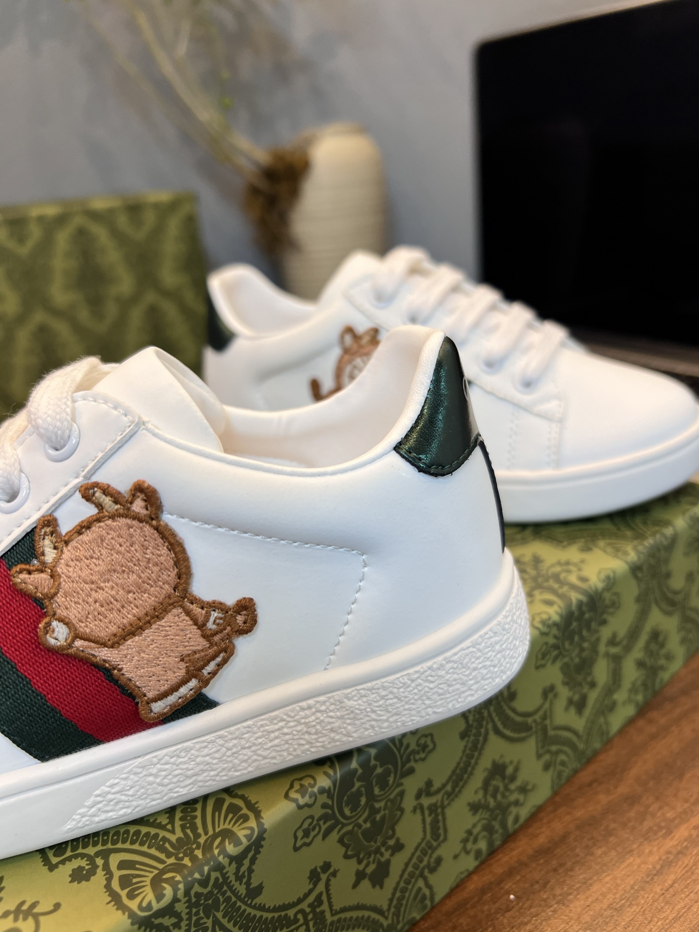 Children's shoes child